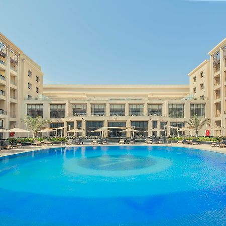 Triumph Luxury Hotel Kairo Bagian luar foto The swimming pool at the hotel
