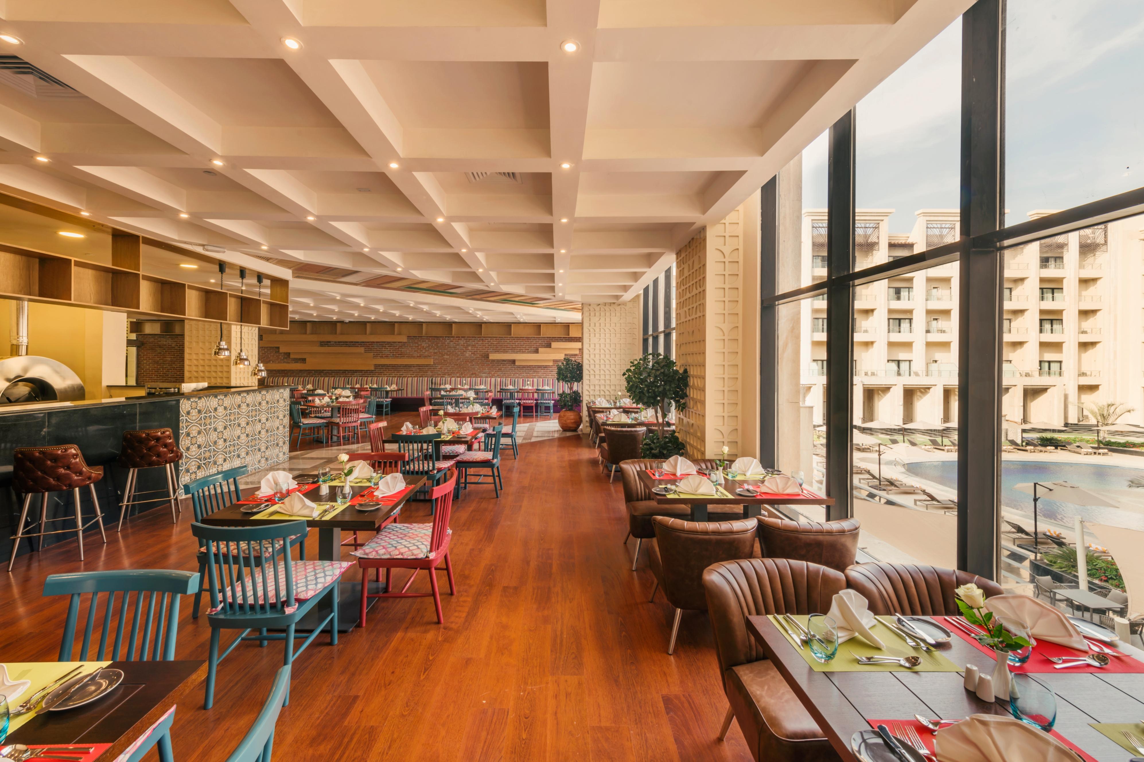 Triumph Luxury Hotel Kairo Bagian luar foto The restaurant