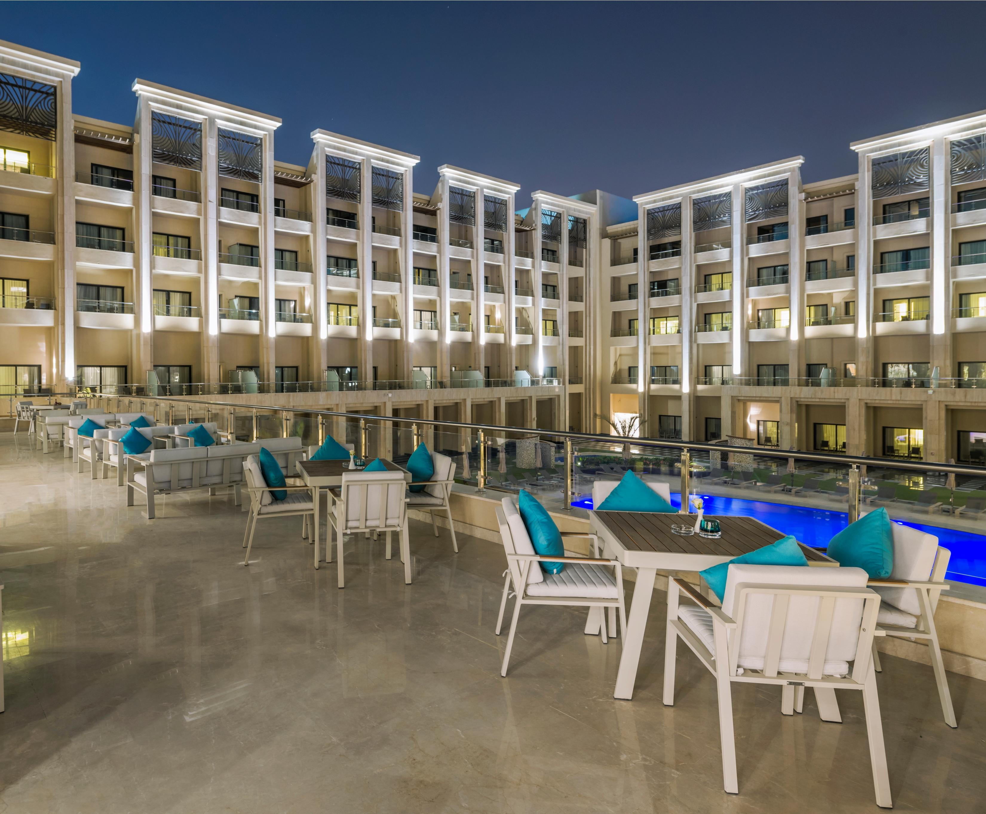 Triumph Luxury Hotel Kairo Bagian luar foto The hotel's pool
