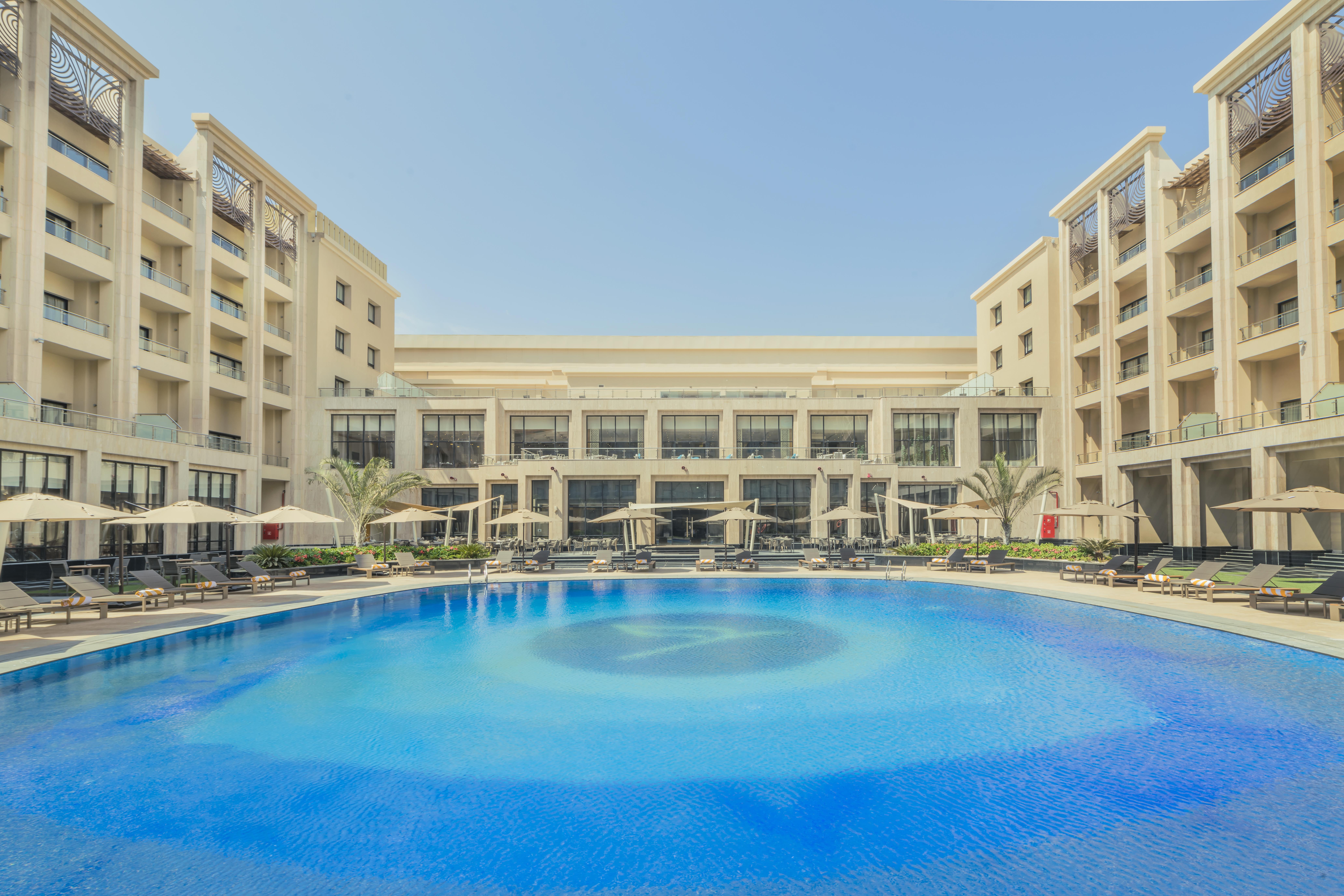 Triumph Luxury Hotel Kairo Bagian luar foto The swimming pool at the hotel
