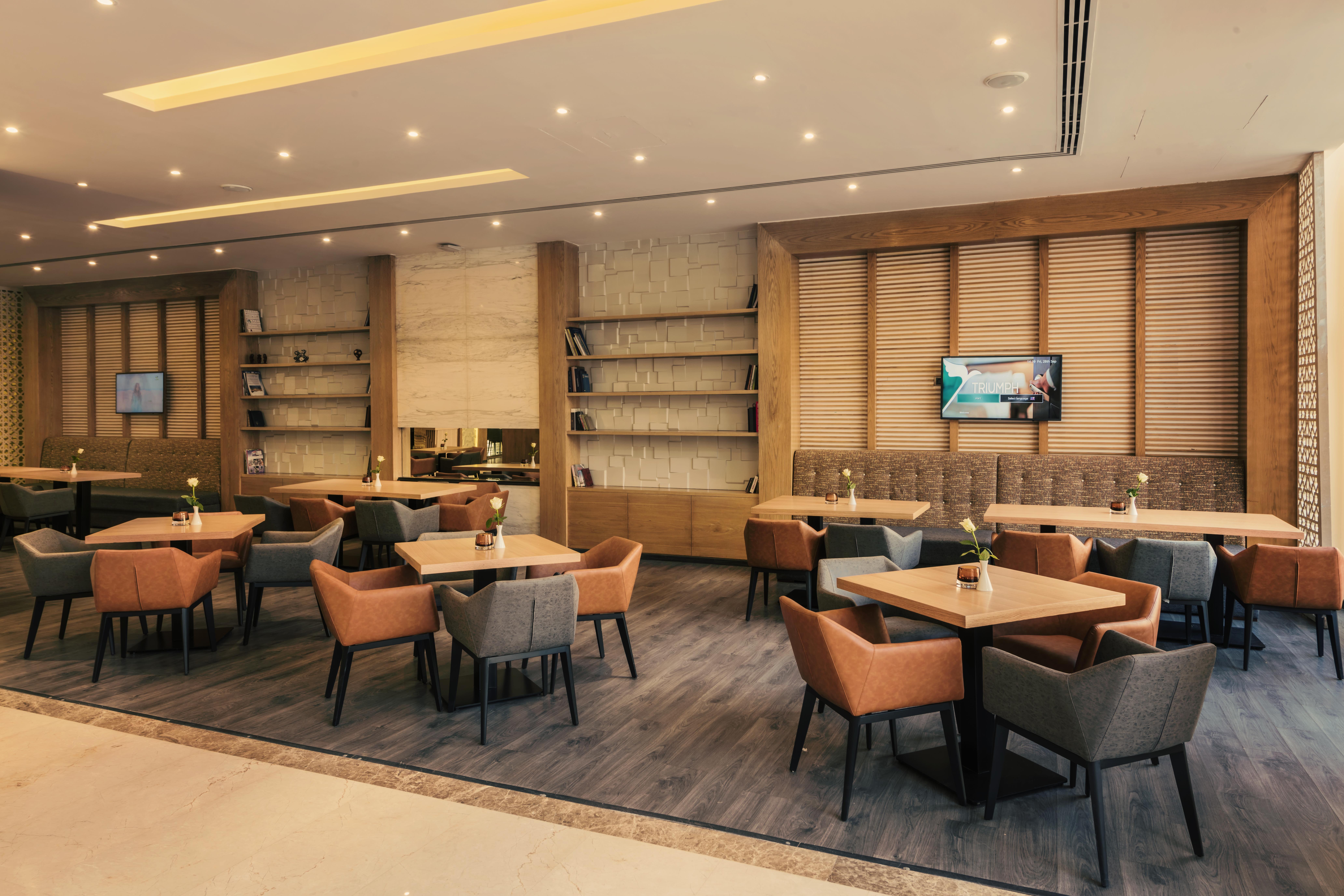 Triumph Luxury Hotel Kairo Bagian luar foto The lounge at Male International Airport