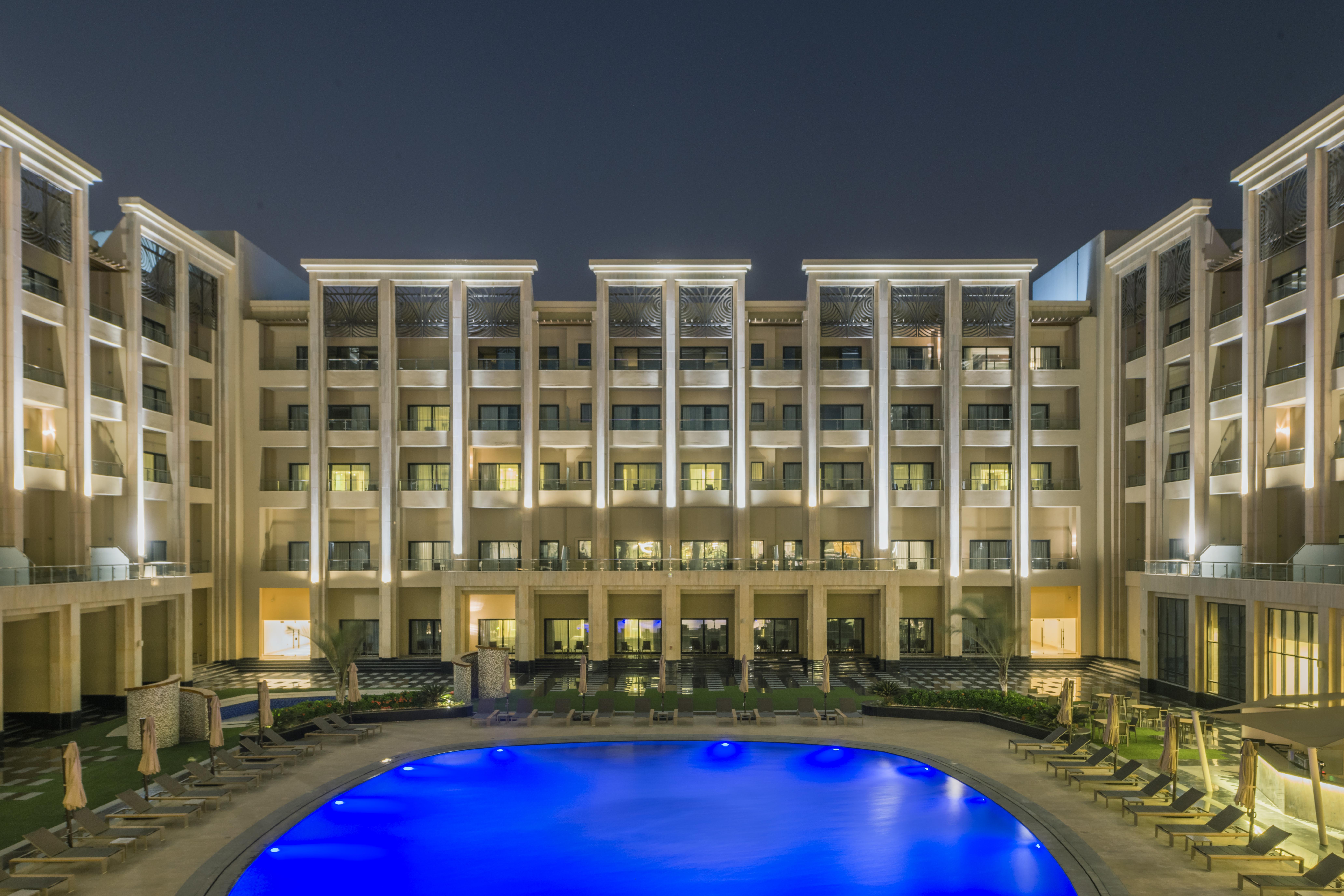 Triumph Luxury Hotel Kairo Bagian luar foto The hotel's pool