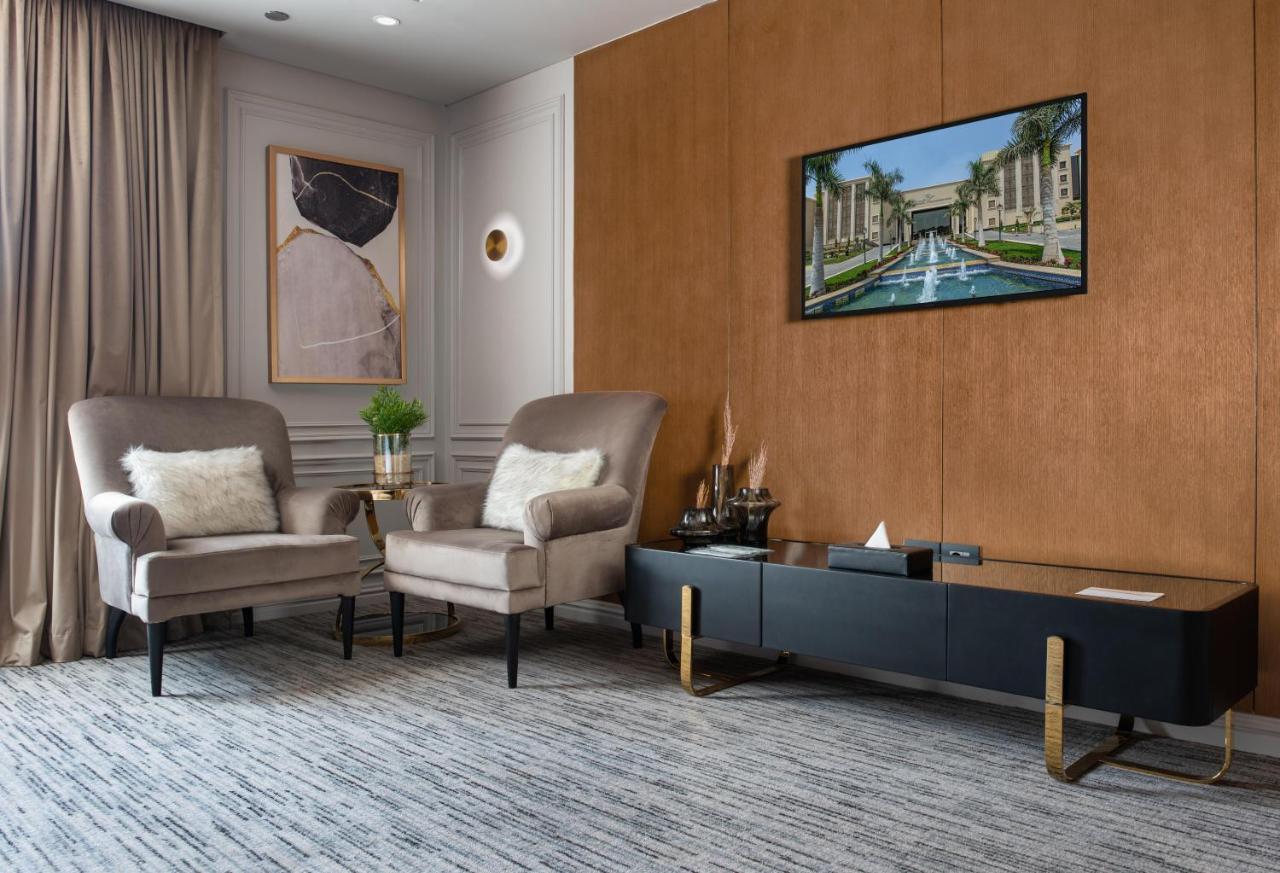 Triumph Luxury Hotel Kairo Bagian luar foto A room at the hotel