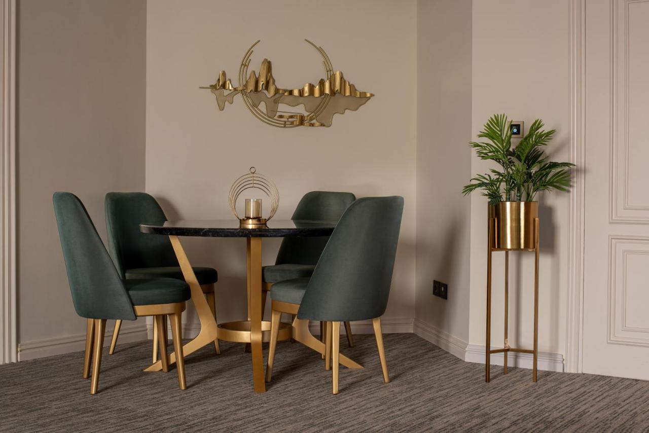 Triumph Luxury Hotel Kairo Bagian luar foto A dining room with a plant stand