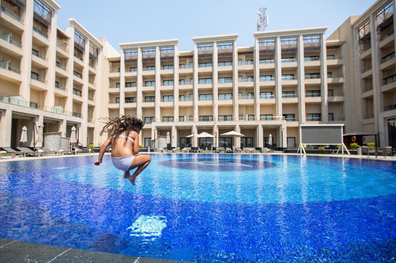 Triumph Luxury Hotel Kairo Bagian luar foto The swimming pool at the hotel