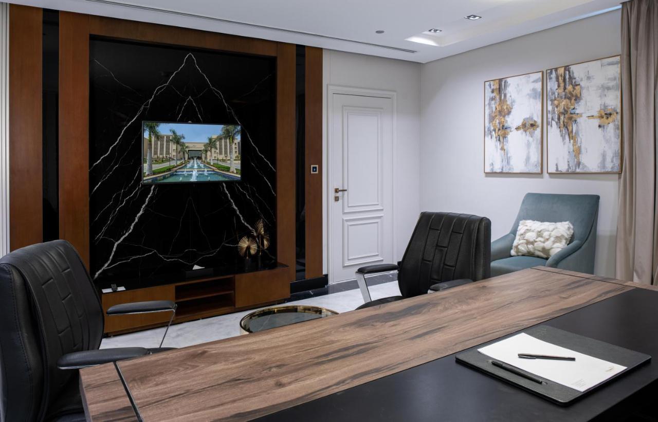 Triumph Luxury Hotel Kairo Bagian luar foto Office of the Chairman