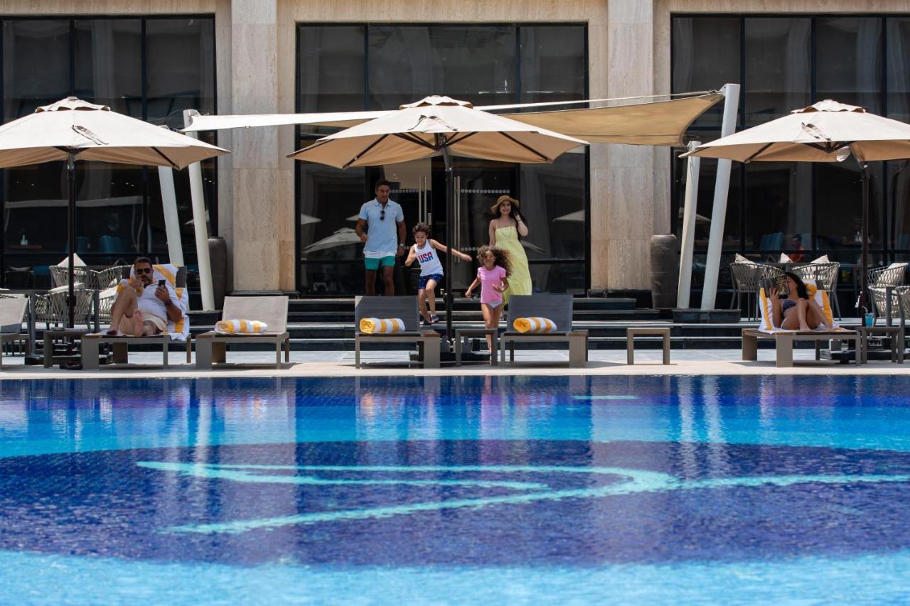 Triumph Luxury Hotel Kairo Bagian luar foto The pool at the hotel