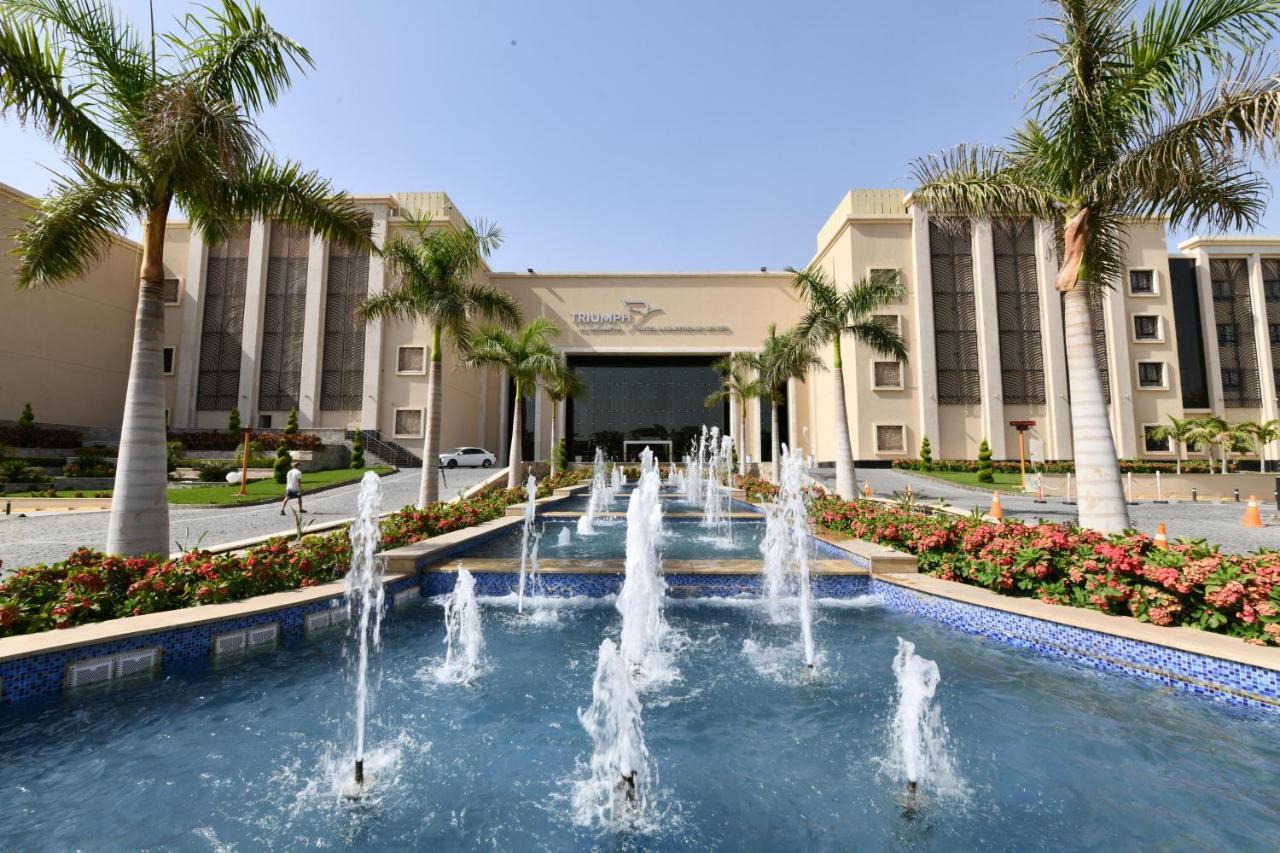 Triumph Luxury Hotel Kairo Bagian luar foto University Campus