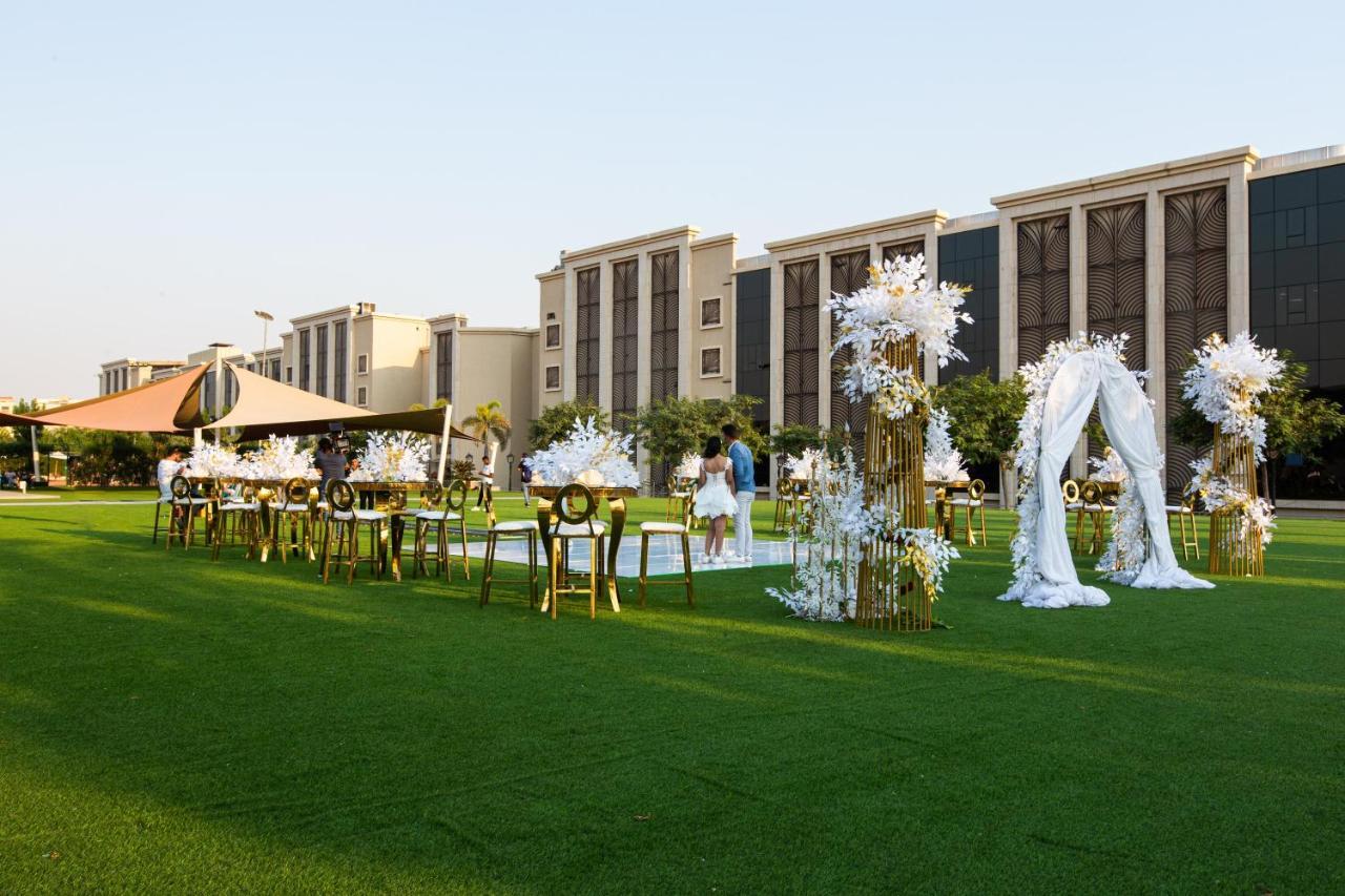 Triumph Luxury Hotel Kairo Bagian luar foto The lawns of the Taj Bengal