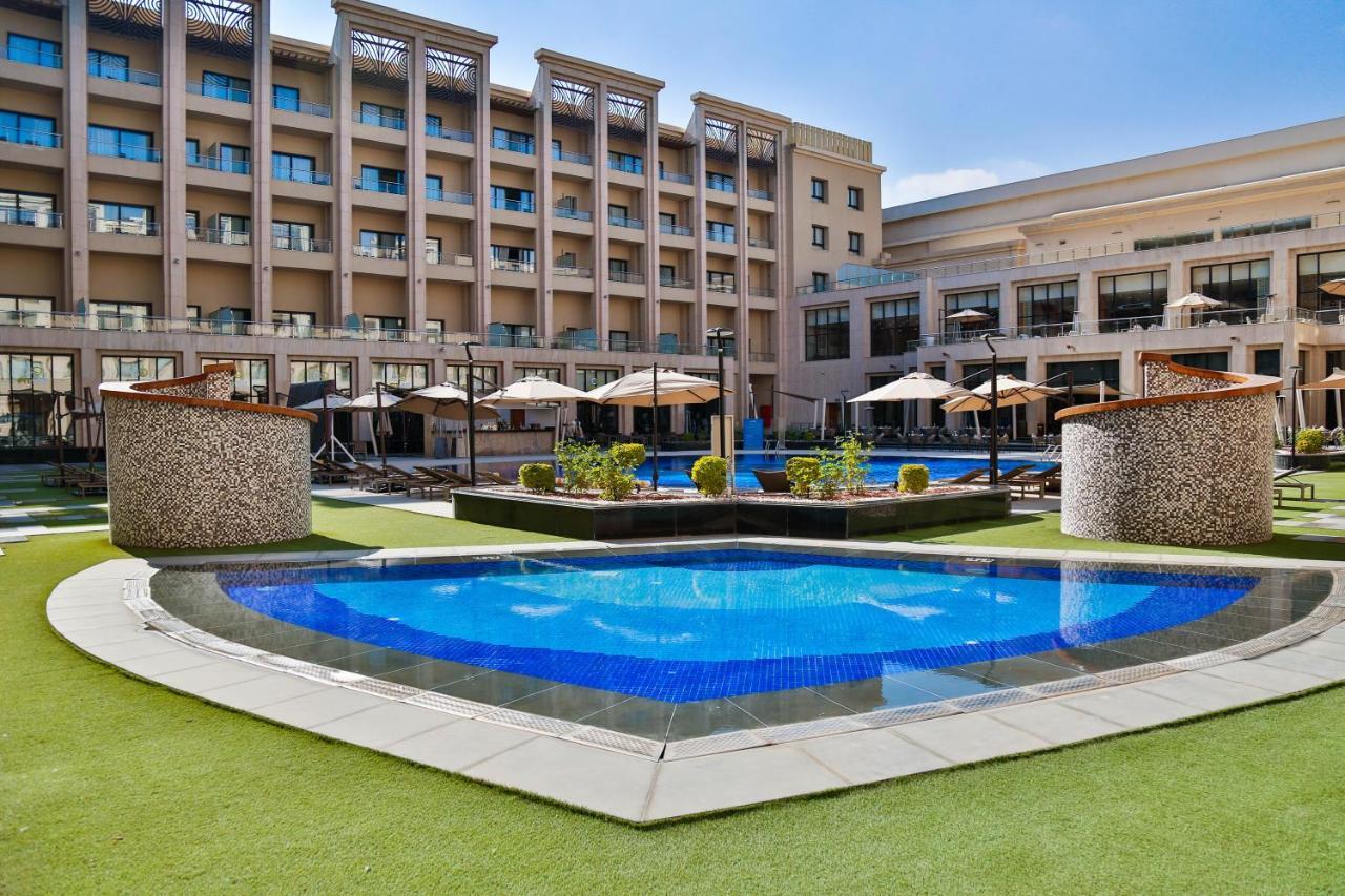 Triumph Luxury Hotel Kairo Bagian luar foto The pool at the hotel