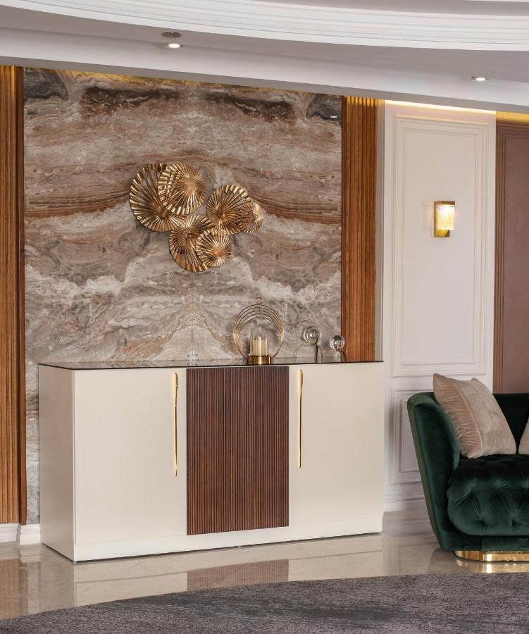 Triumph Luxury Hotel Kairo Bagian luar foto A wall mounted sculpture