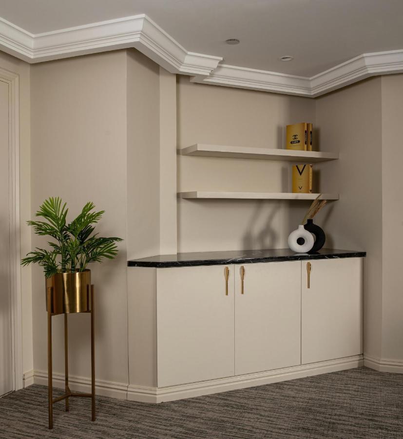 Triumph Luxury Hotel Kairo Bagian luar foto A built-in sideboard
