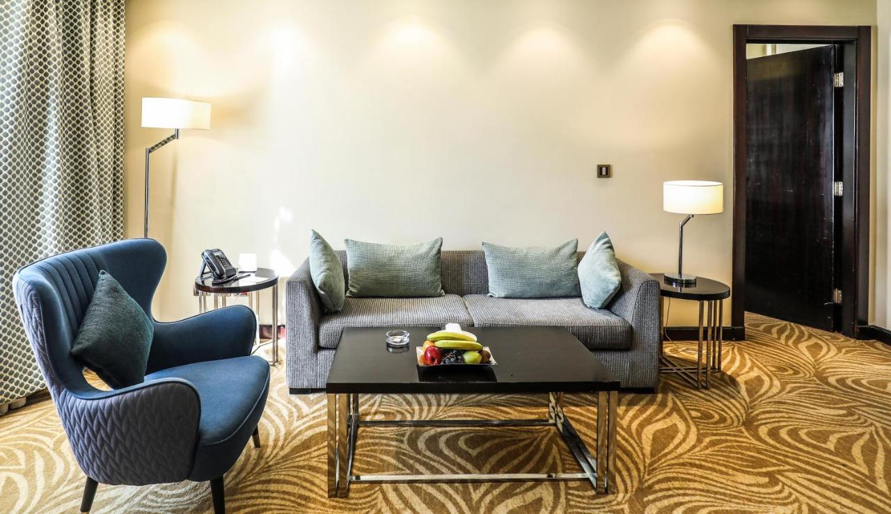 Triumph Luxury Hotel Kairo Bagian luar foto A living room in a suite at the hotel