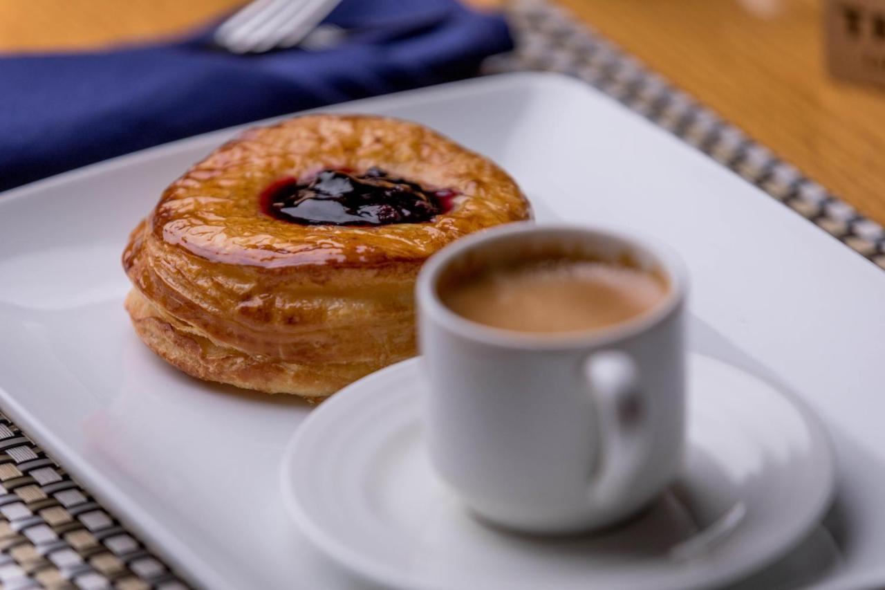 Triumph Luxury Hotel Kairo Bagian luar foto A coffee and a pastry