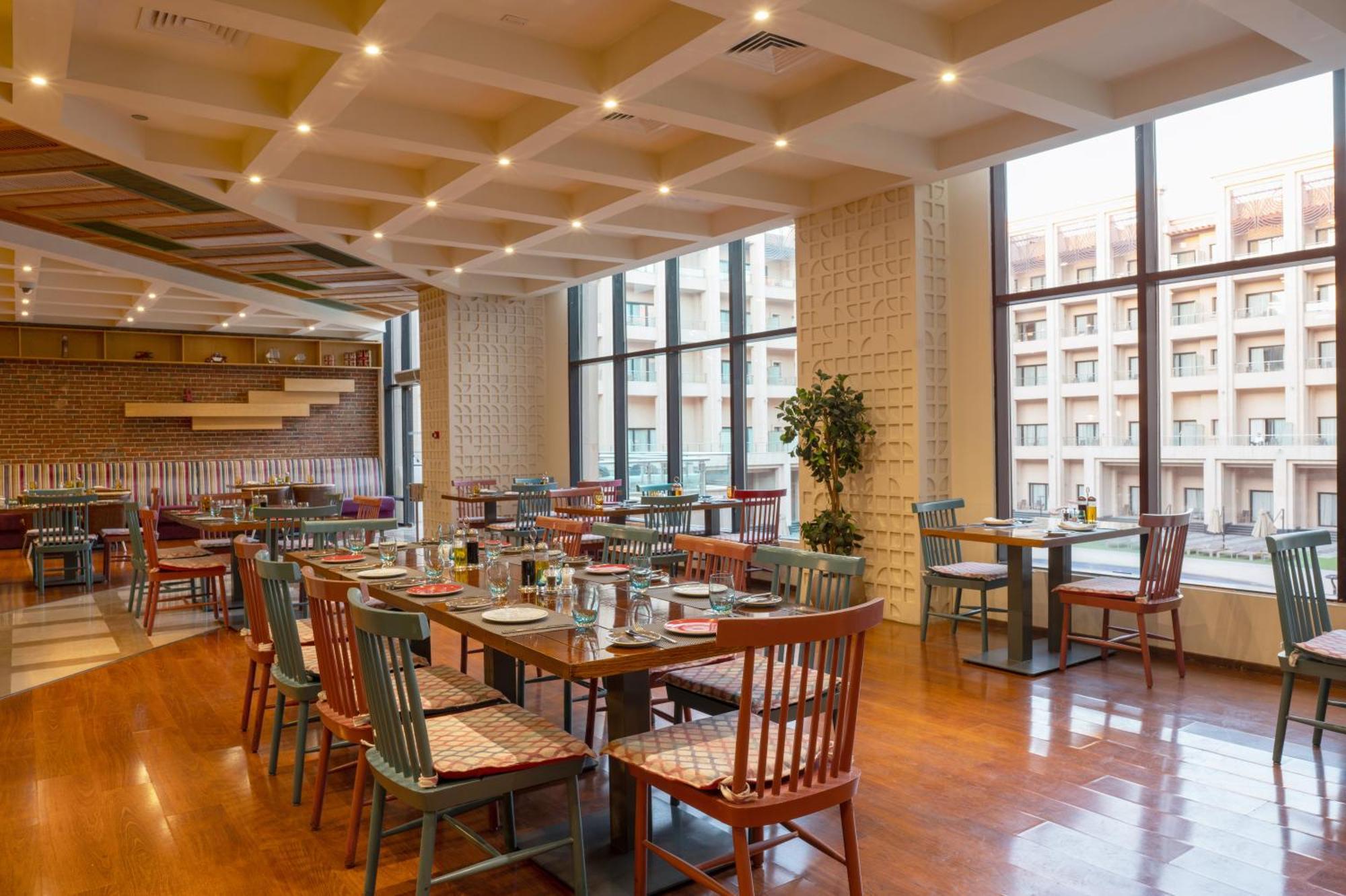 Triumph Luxury Hotel Kairo Bagian luar foto The restaurant