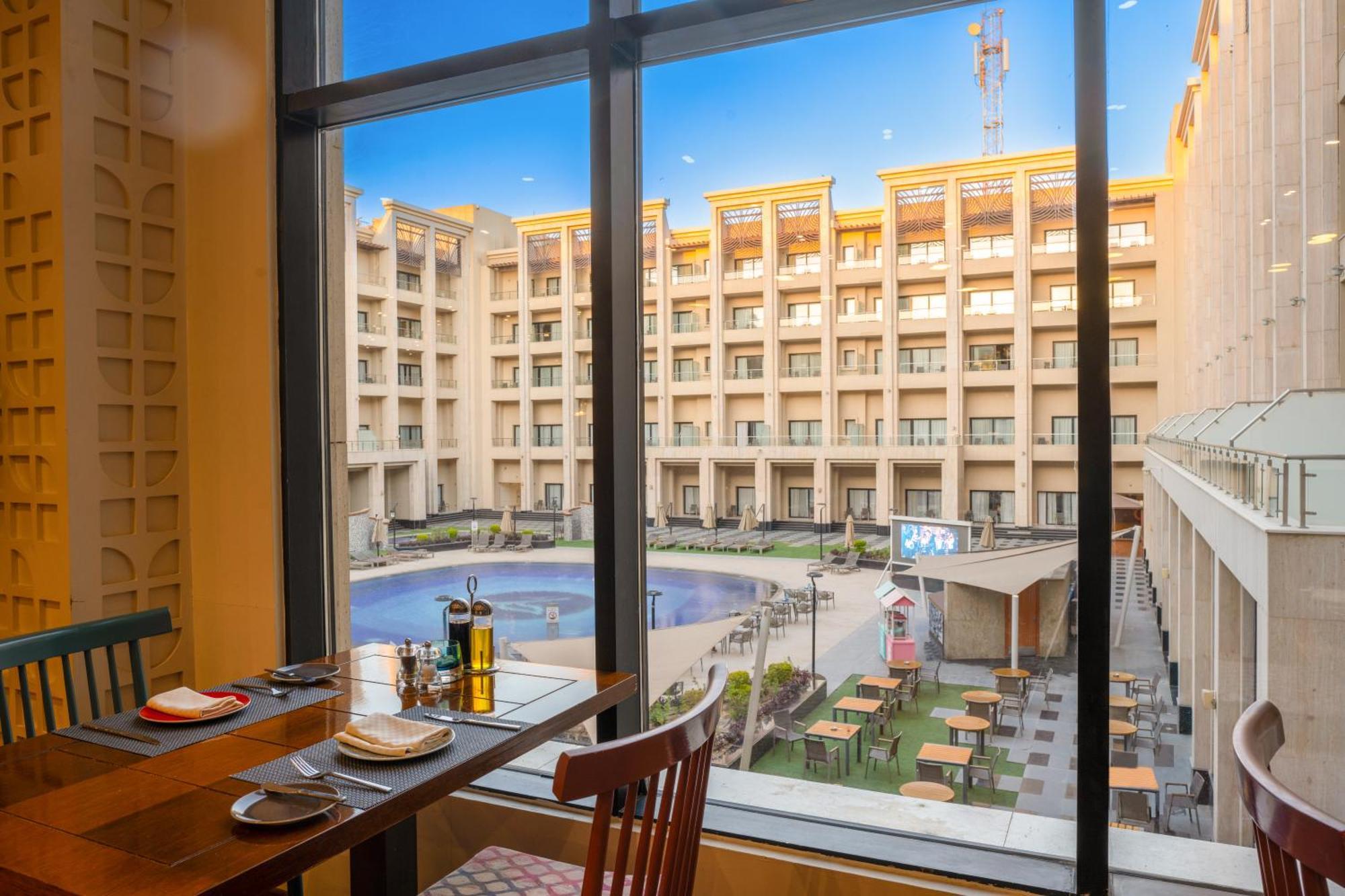 Triumph Luxury Hotel Kairo Bagian luar foto The hotel's pool