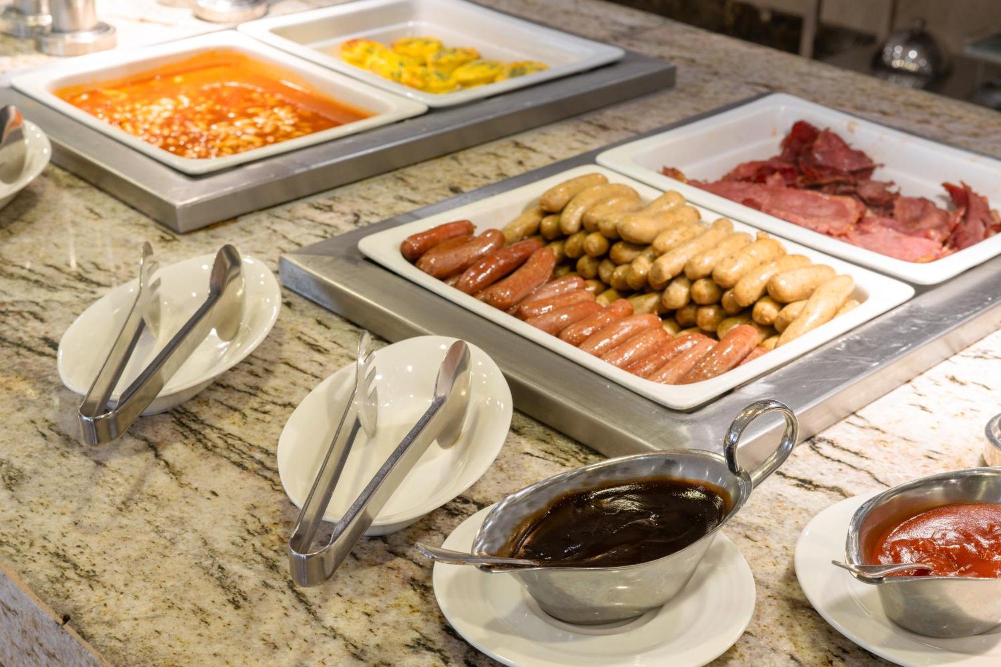 Triumph Luxury Hotel Kairo Bagian luar foto A buffet at a hotel