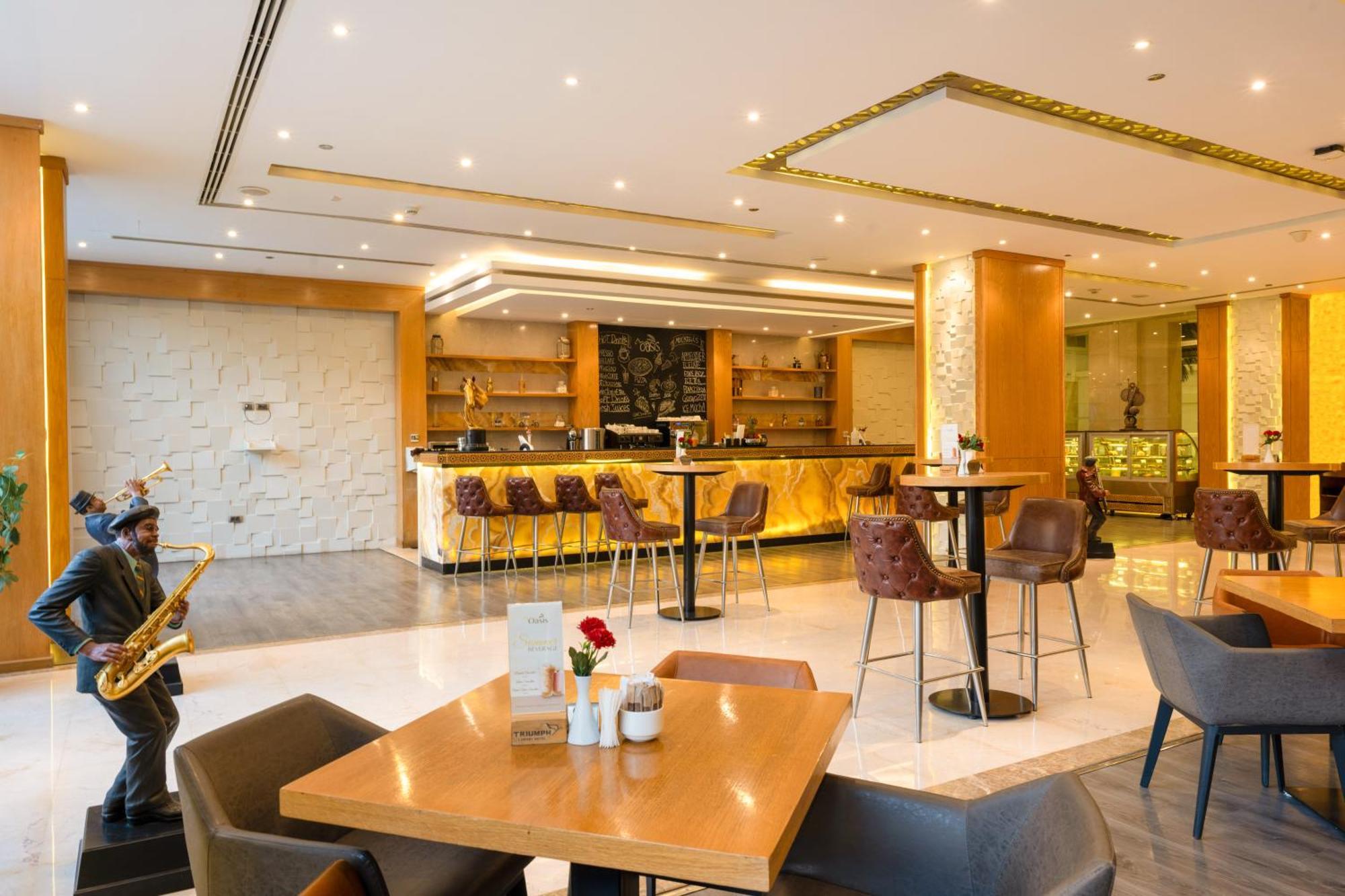 Triumph Luxury Hotel Kairo Bagian luar foto The lounge at the airport