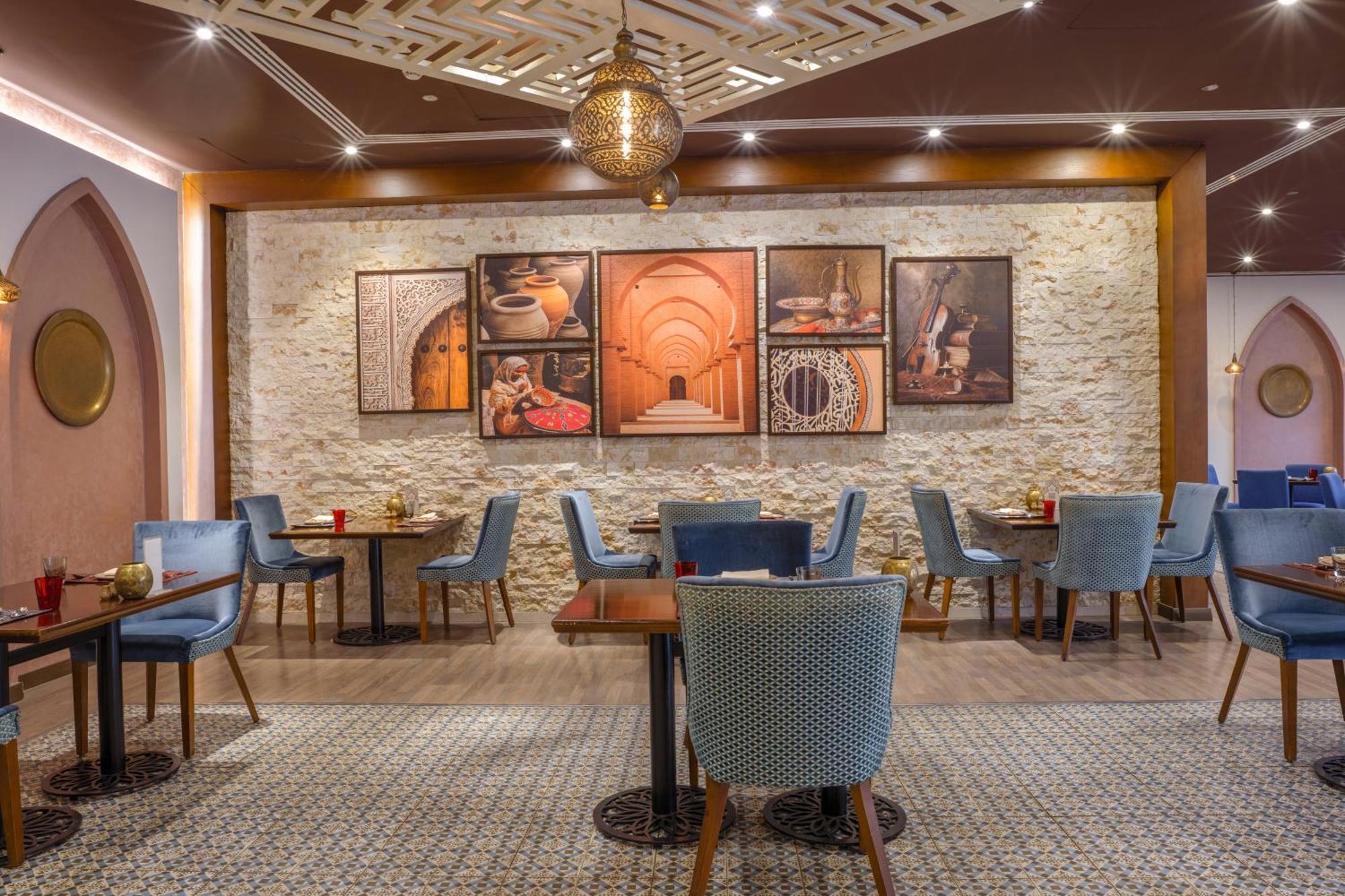 Triumph Luxury Hotel Kairo Bagian luar foto The interior of a restaurant in the Emirates