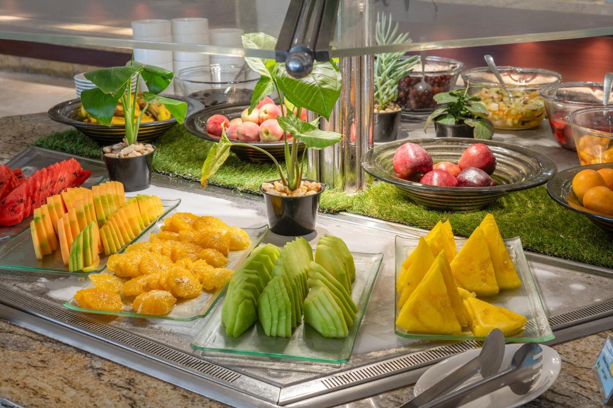 Triumph Luxury Hotel Kairo Bagian luar foto A fruit salad bar