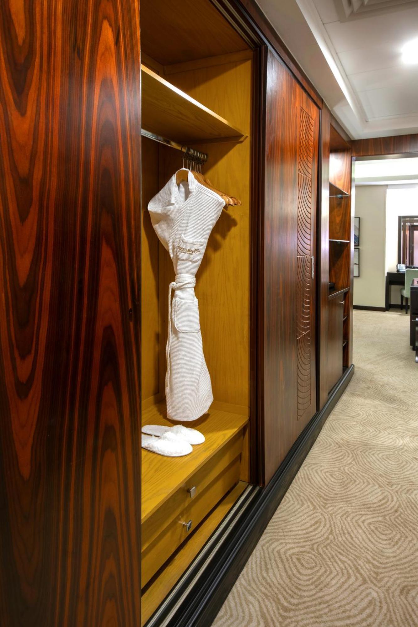 Triumph Luxury Hotel Kairo Ruang foto A bathrobe hanging in a closet