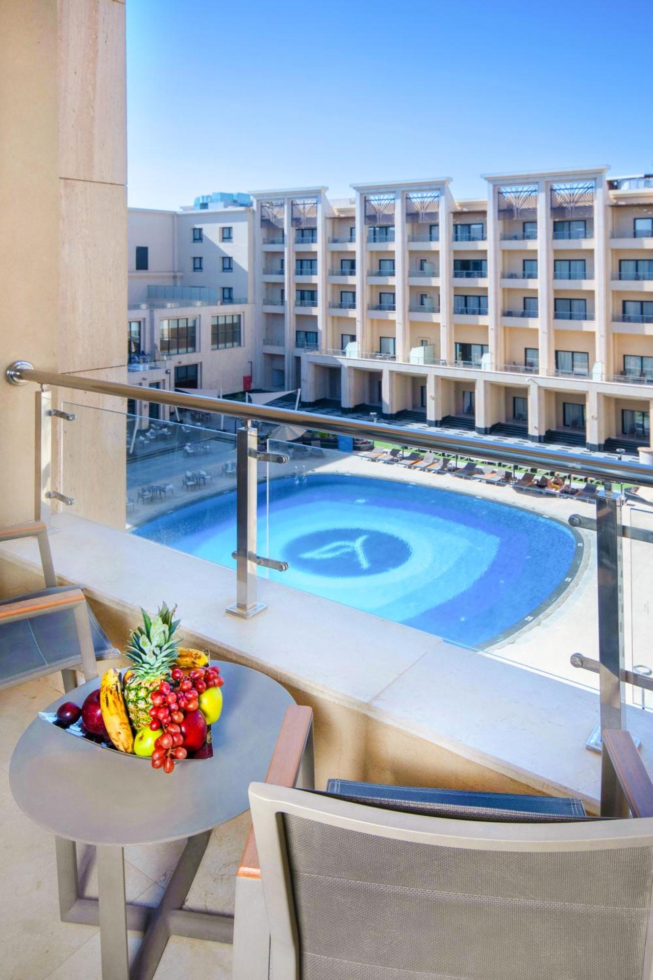 Triumph Luxury Hotel Kairo Bagian luar foto The pool at the hotel