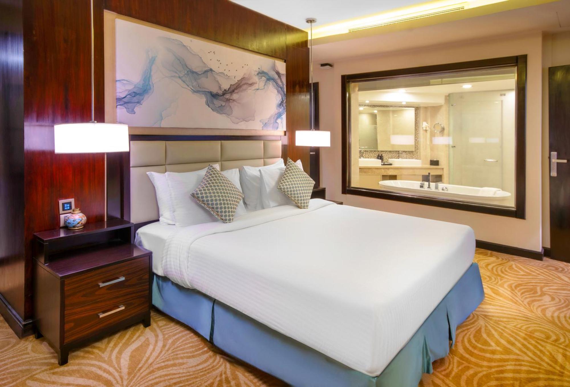 Triumph Luxury Hotel Kairo Ruang foto A bedroom at the hotel