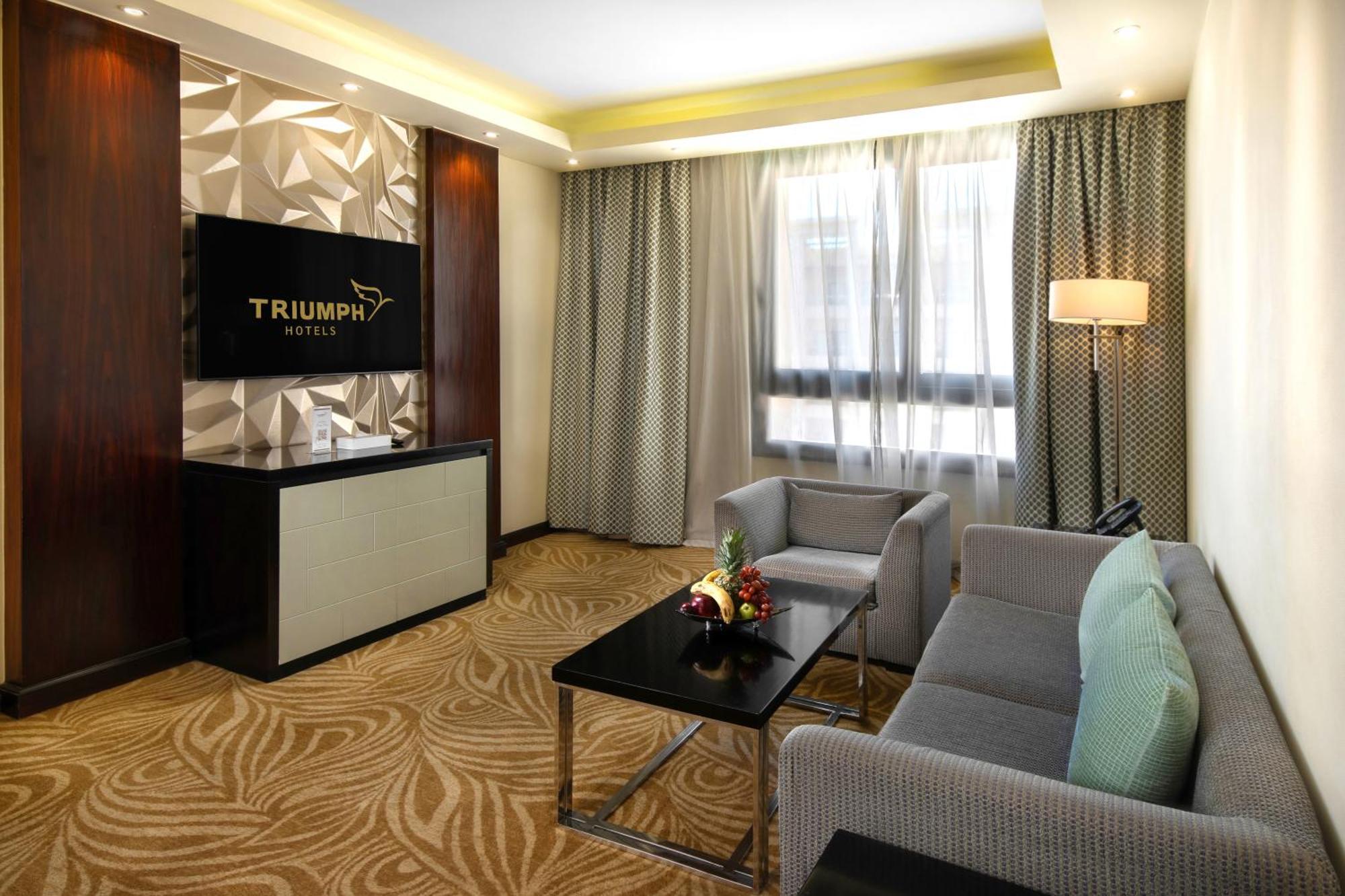 Triumph Luxury Hotel Kairo Ruang foto A suite at the hotel