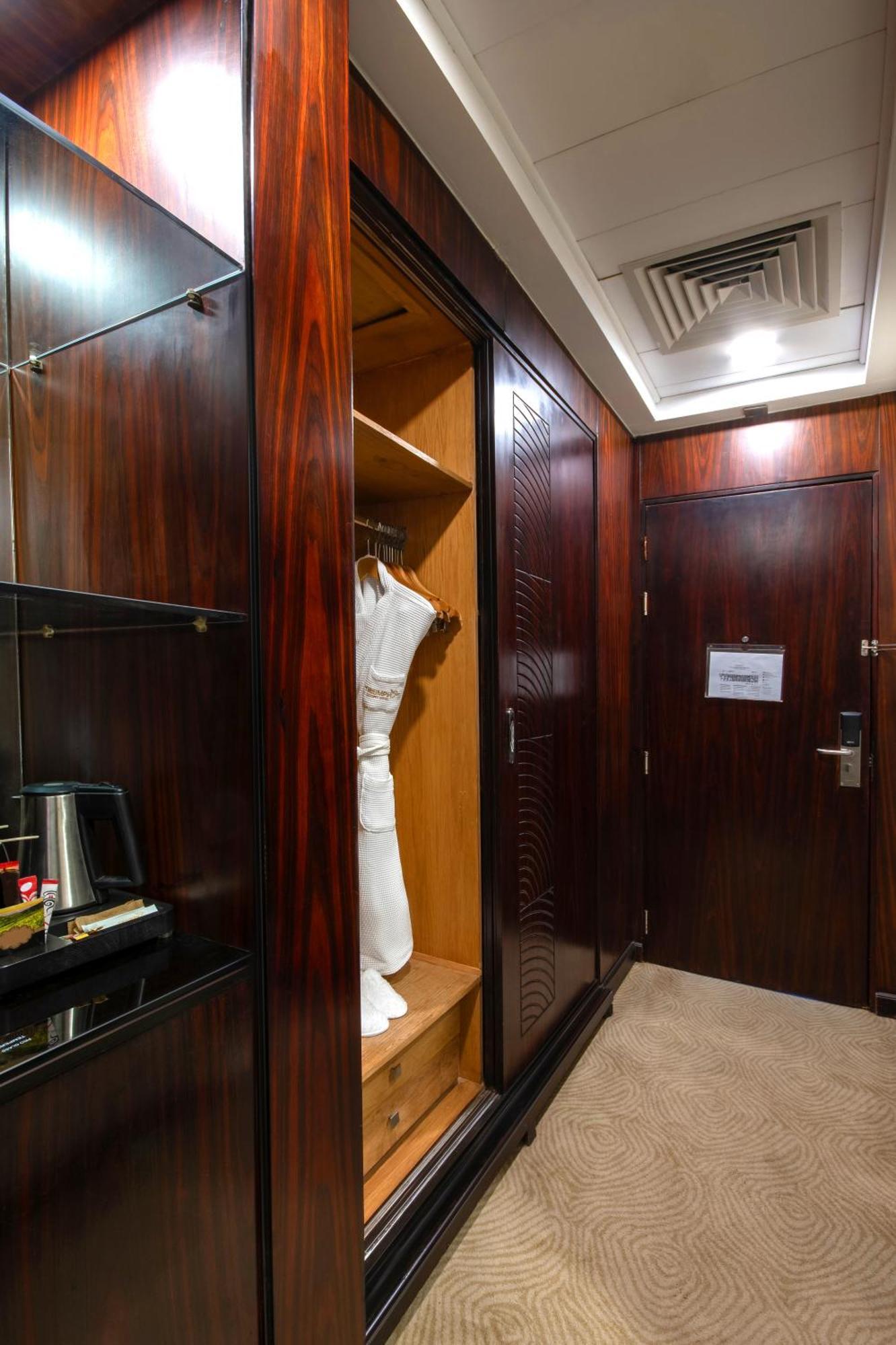 Triumph Luxury Hotel Kairo Ruang foto A guest room at the hotel