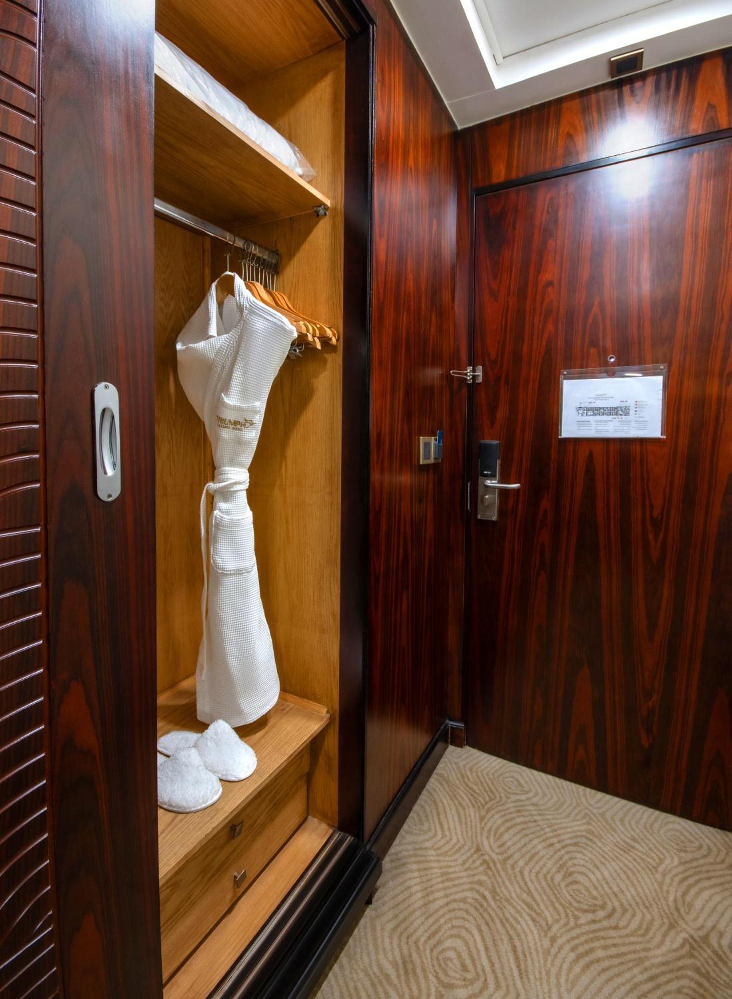 Triumph Luxury Hotel Kairo Ruang foto A hotel room in the Emirates First Class lounge at Dubai International Airport