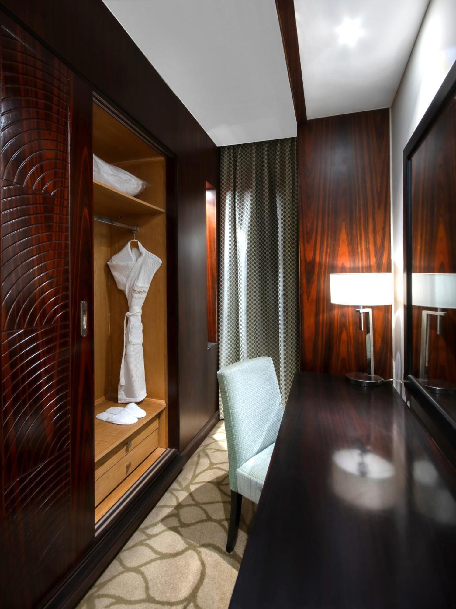 Triumph Luxury Hotel Kairo Ruang foto A dressing room