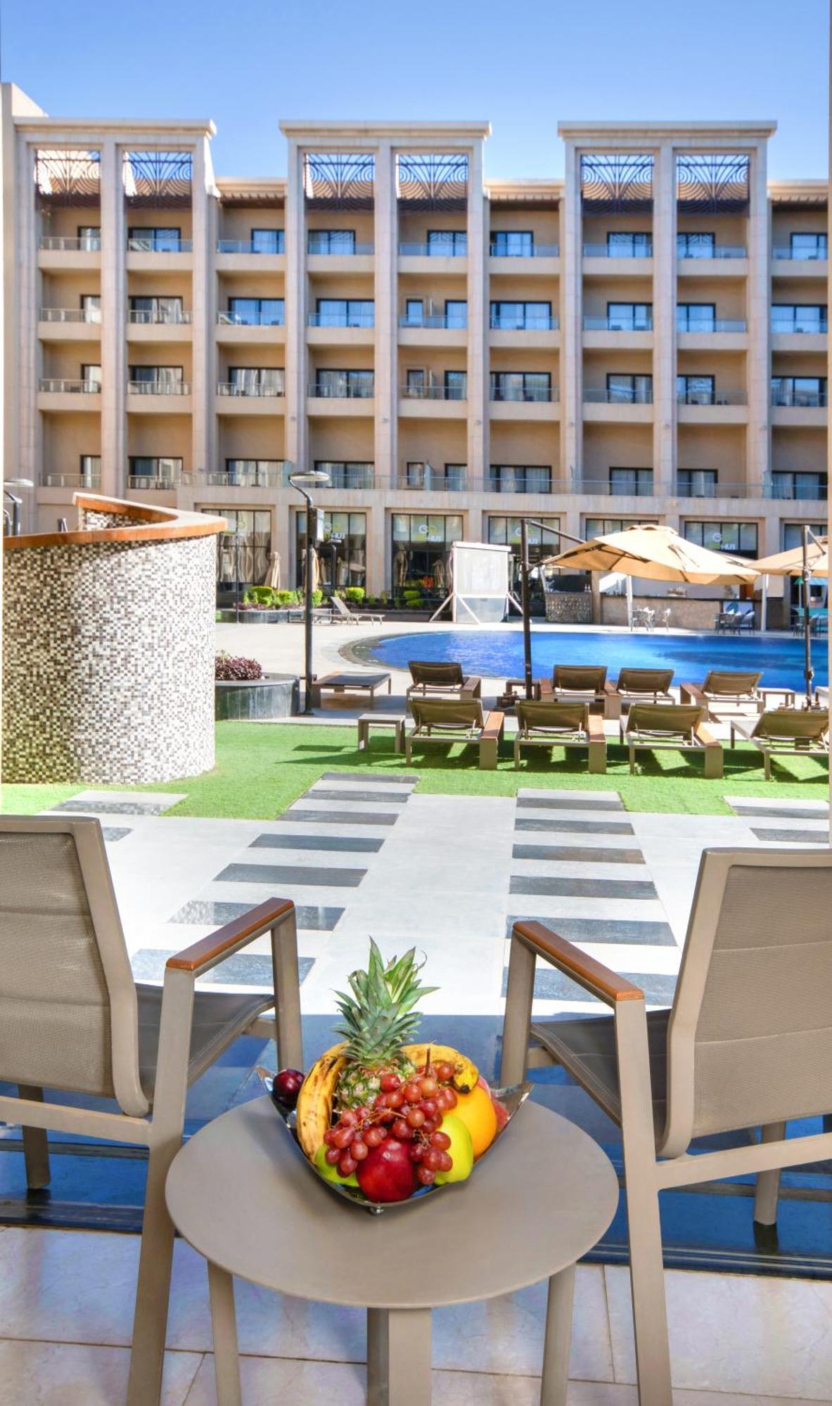 Triumph Luxury Hotel Kairo Bagian luar foto The pool at the hotel