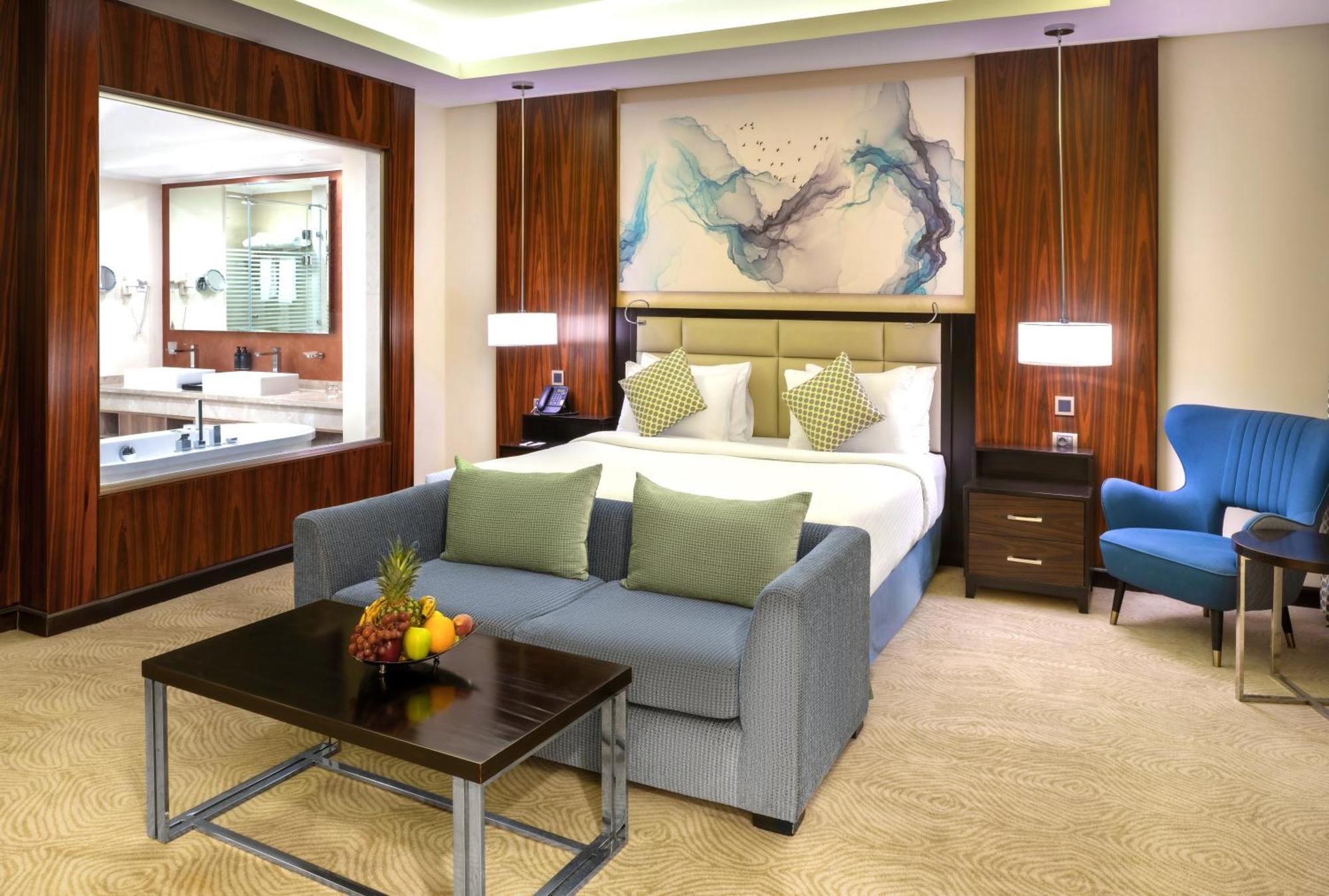 Triumph Luxury Hotel Kairo Ruang foto A suite at the hotel
