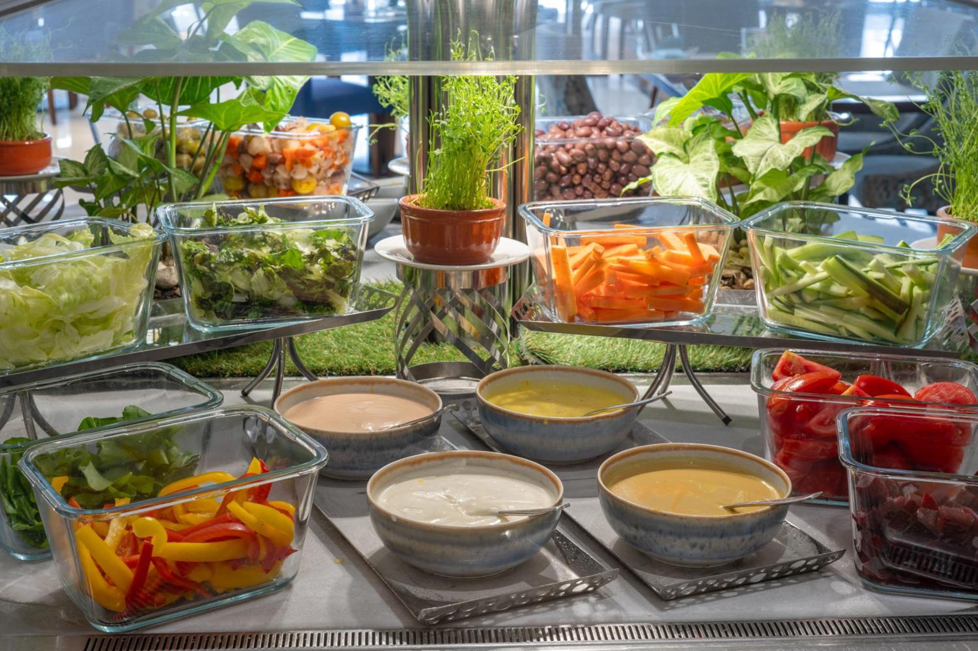 Triumph Luxury Hotel Kairo Bagian luar foto A salad bar