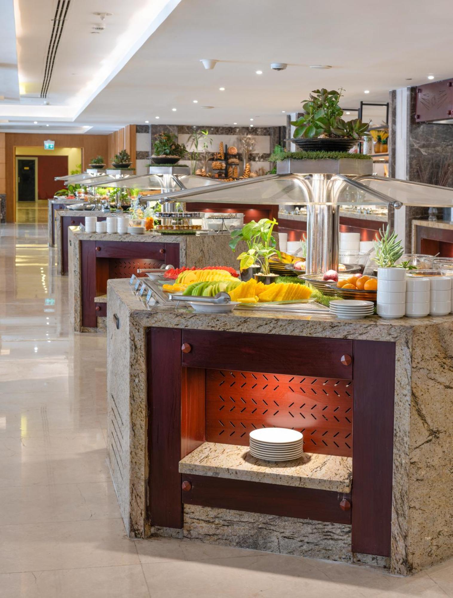 Triumph Luxury Hotel Kairo Bagian luar foto A salad bar